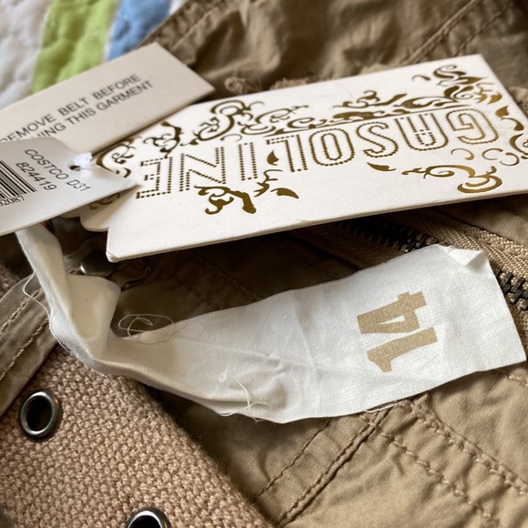 Cargo capri in Tan- Lots of pockets- one pockets front/back/side - Picture 7 of 7